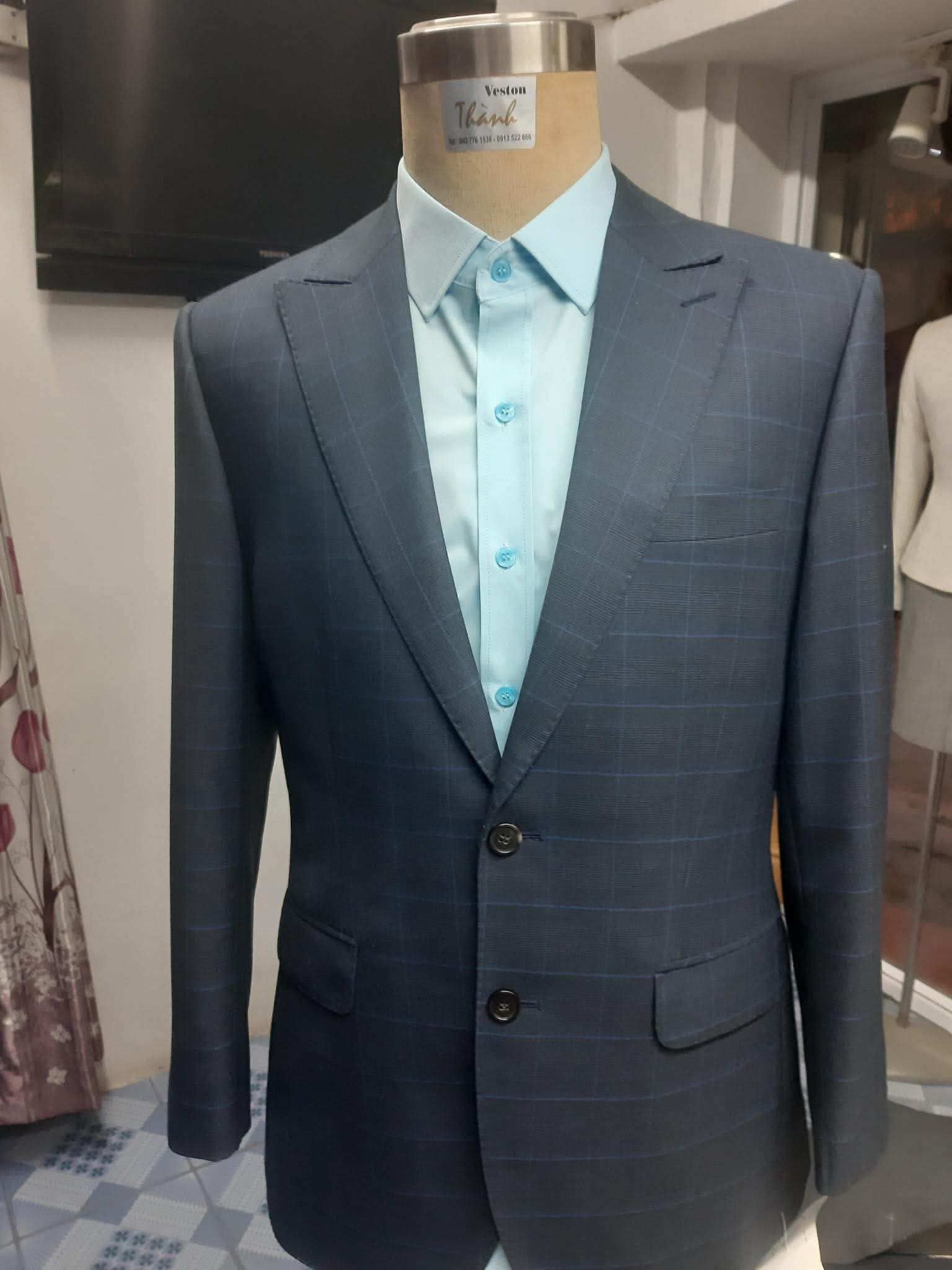 Áo vest xám phối sơ mi xanh trên ma-nơ-canh