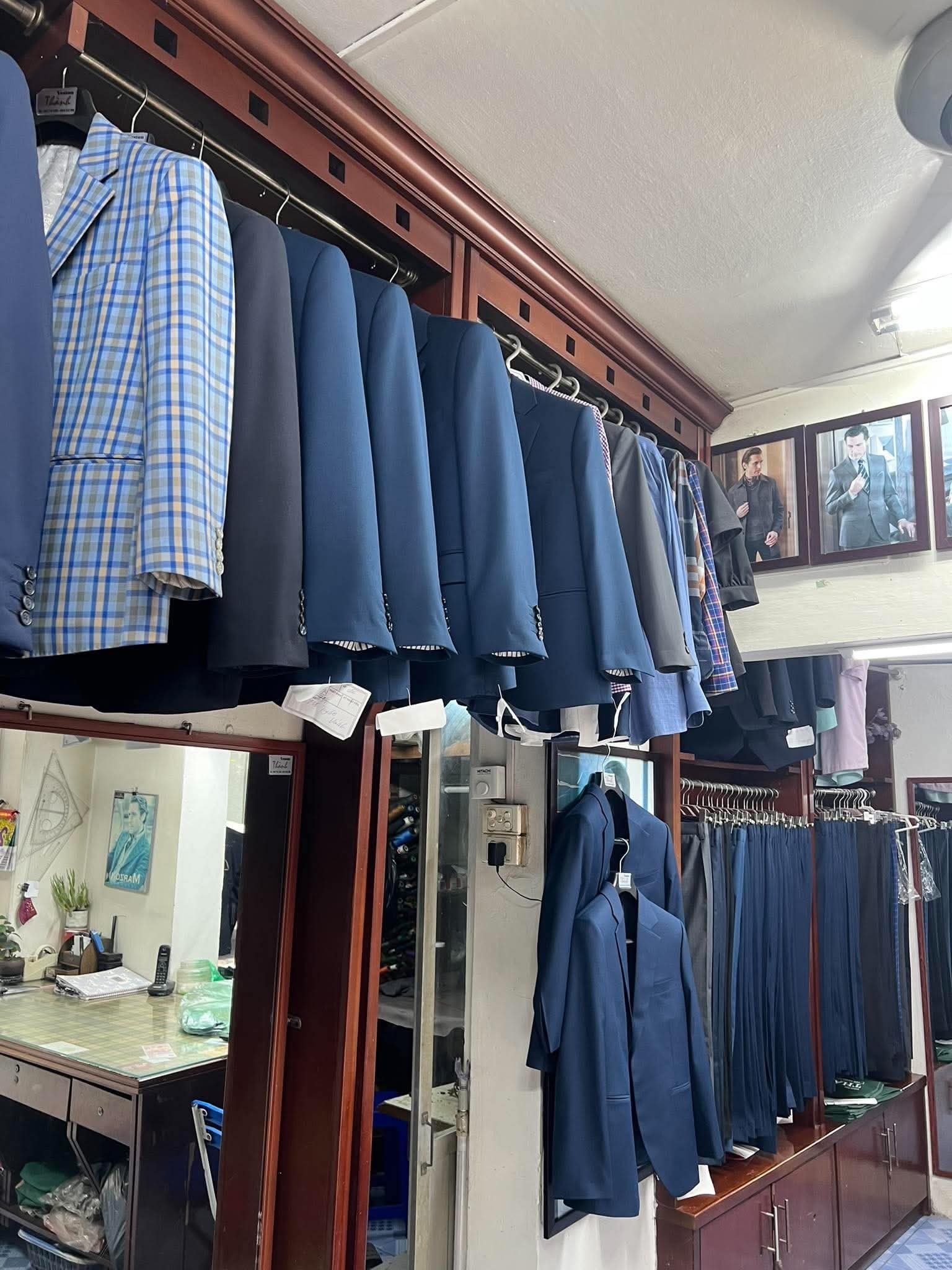 Các mẫu áo vest và vải được trưng bày trong tiệm