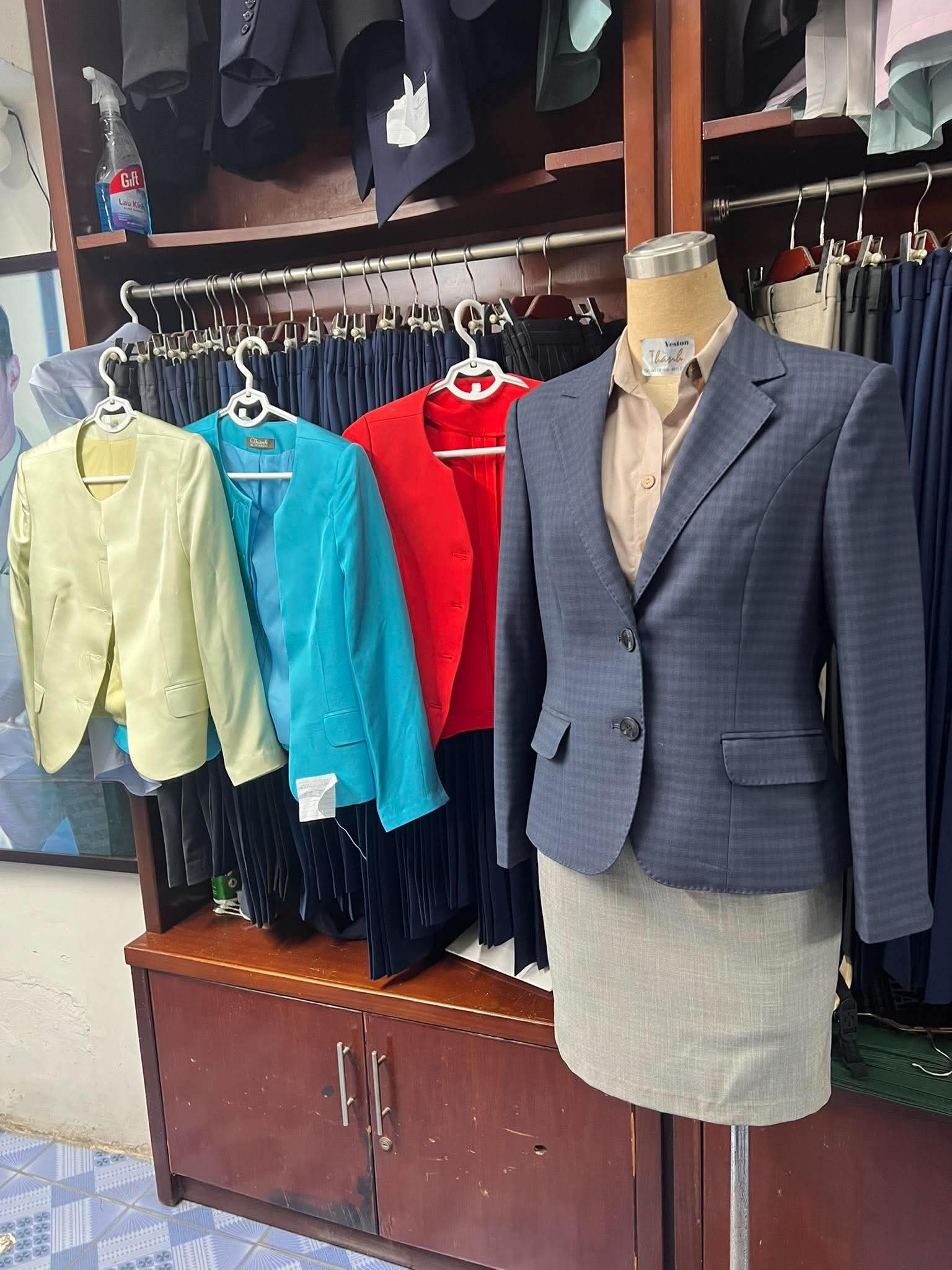 Bộ vest nữ màu xám trên ma-nơ-canh tại tiệm