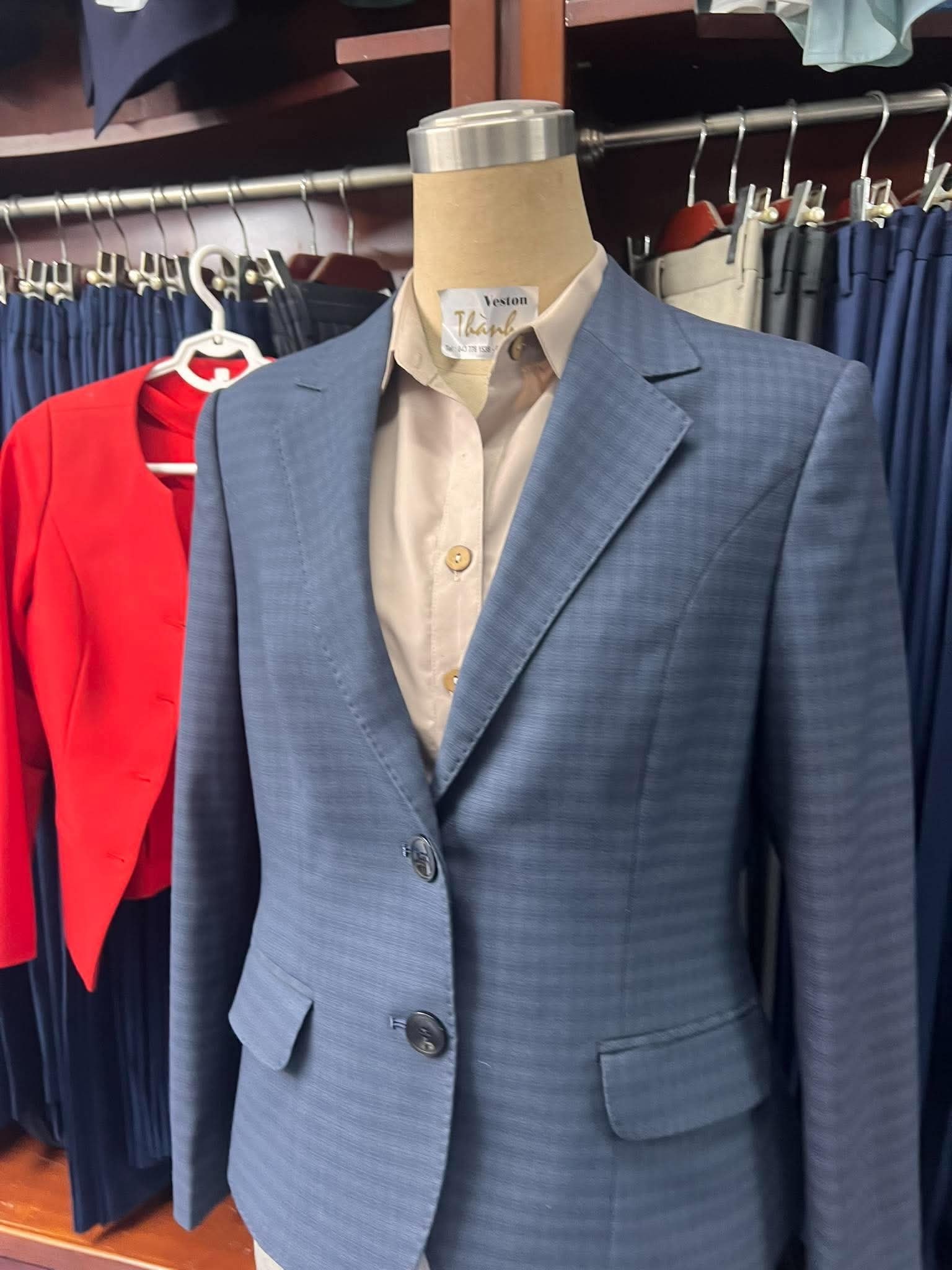 Áo vest xanh trên ma-nơ-canh tại Nhà May Thành